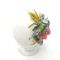 Klein porselein eitje met een prachtig vogeltje en bloemetjes